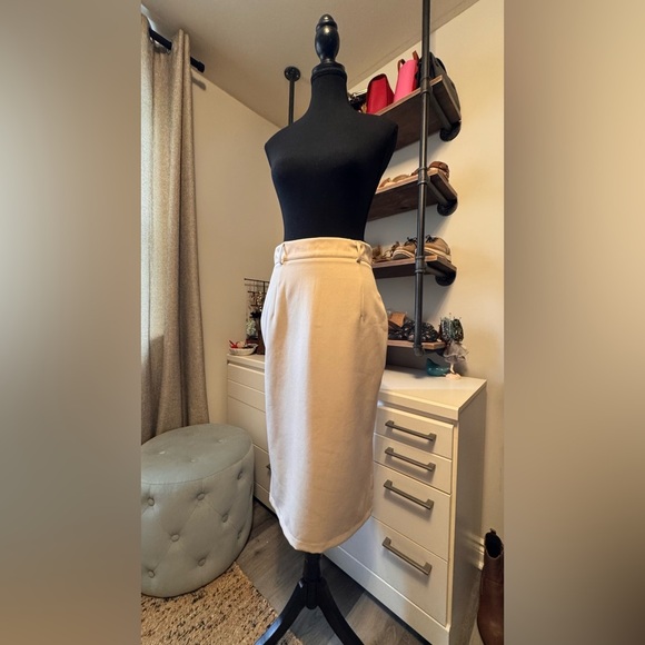 Elegant Cream Pencil Skirt - Picture 3 of 3